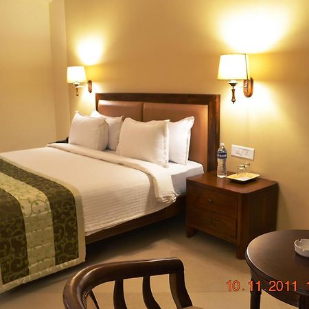 Uday Suites - The Airport Hotel Thiruvananthapuram Екстериор снимка