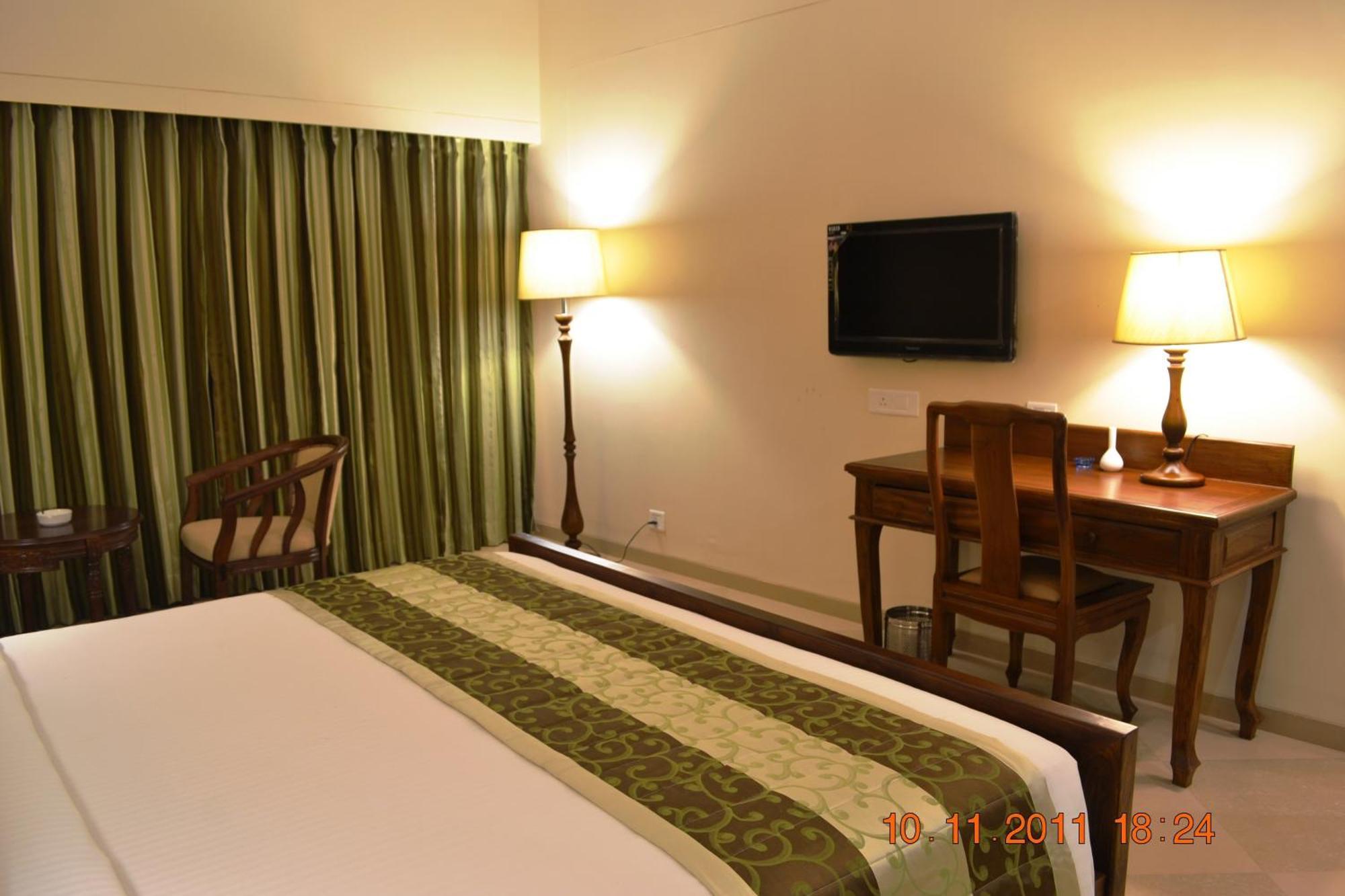 Uday Suites - The Airport Hotel Thiruvananthapuram Екстериор снимка