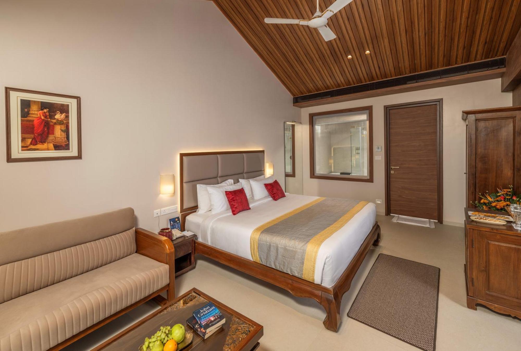 Uday Suites - The Airport Hotel Thiruvananthapuram Екстериор снимка