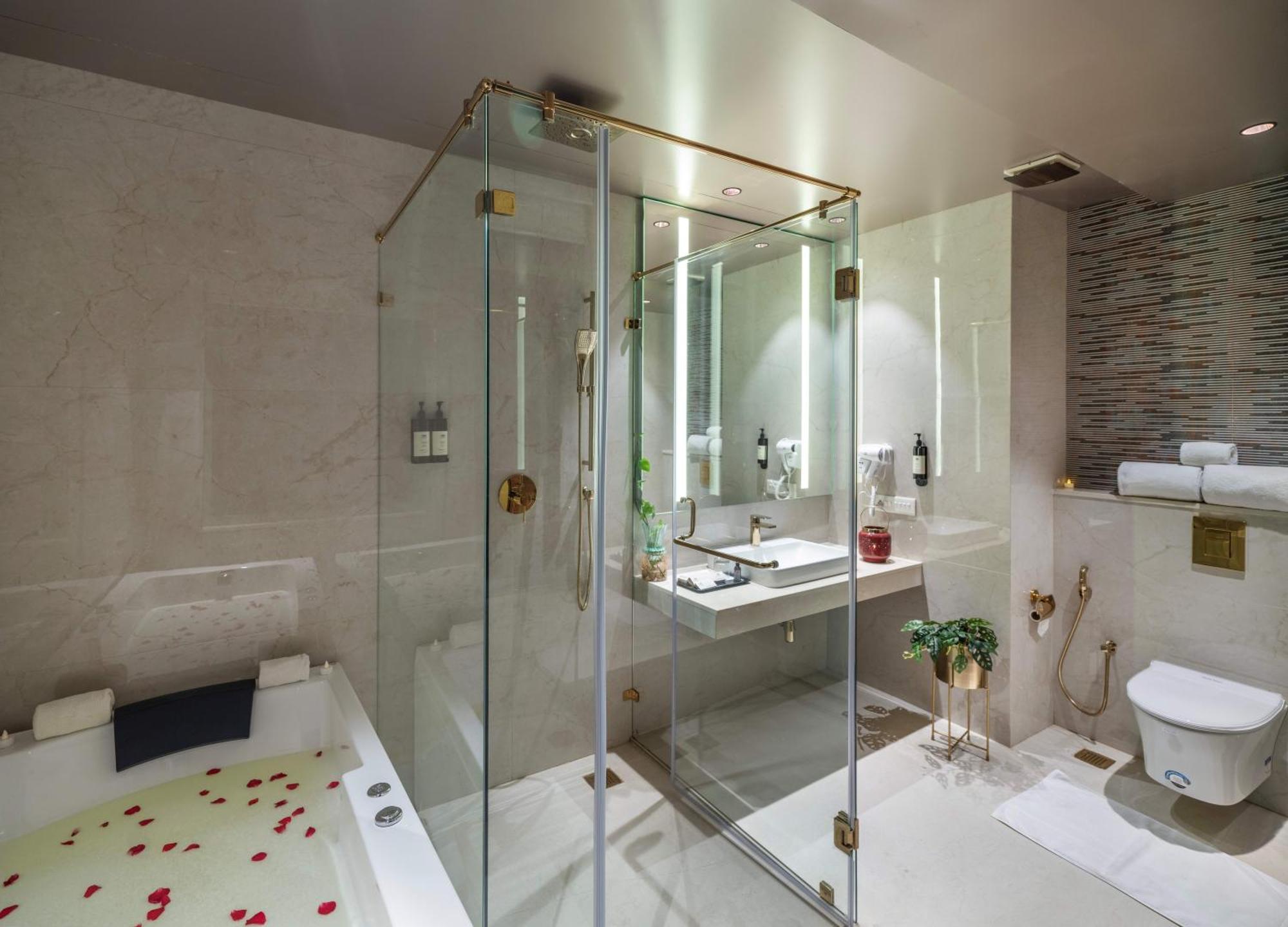 Uday Suites - The Airport Hotel Thiruvananthapuram Екстериор снимка