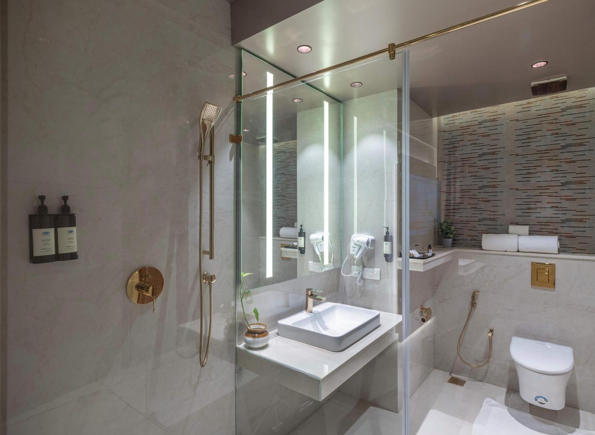Uday Suites - The Airport Hotel Thiruvananthapuram Екстериор снимка