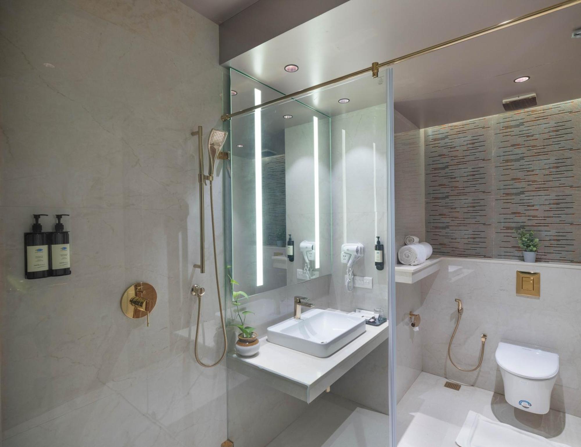 Uday Suites - The Airport Hotel Thiruvananthapuram Екстериор снимка