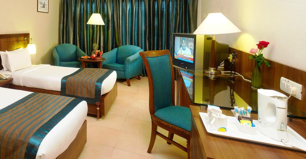 Uday Suites - The Airport Hotel Thiruvananthapuram Екстериор снимка