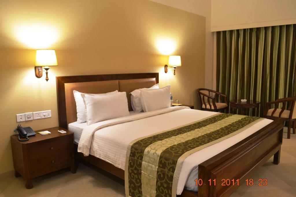 Uday Suites - The Airport Hotel Thiruvananthapuram Стая снимка