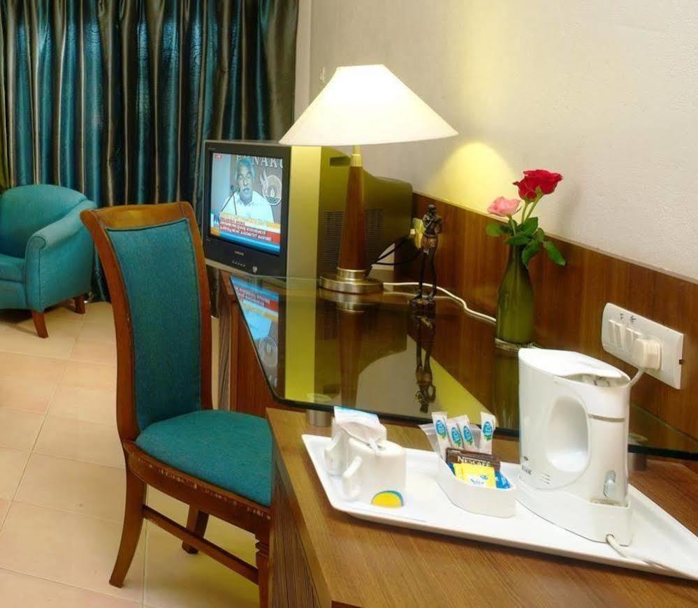 Uday Suites - The Airport Hotel Thiruvananthapuram Екстериор снимка