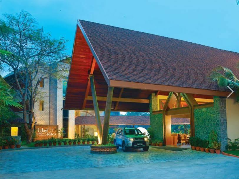 Uday Suites - The Airport Hotel Thiruvananthapuram Екстериор снимка