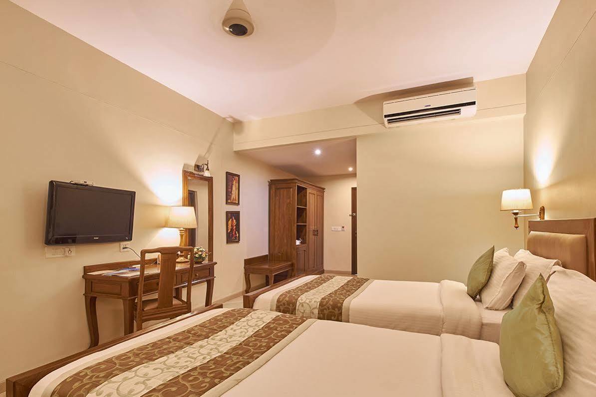 Uday Suites - The Airport Hotel Thiruvananthapuram Екстериор снимка