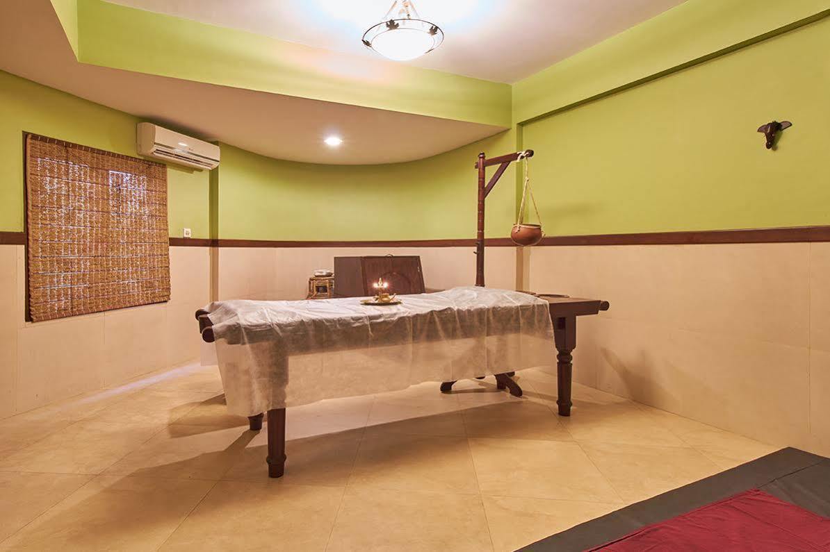 Uday Suites - The Airport Hotel Thiruvananthapuram Екстериор снимка